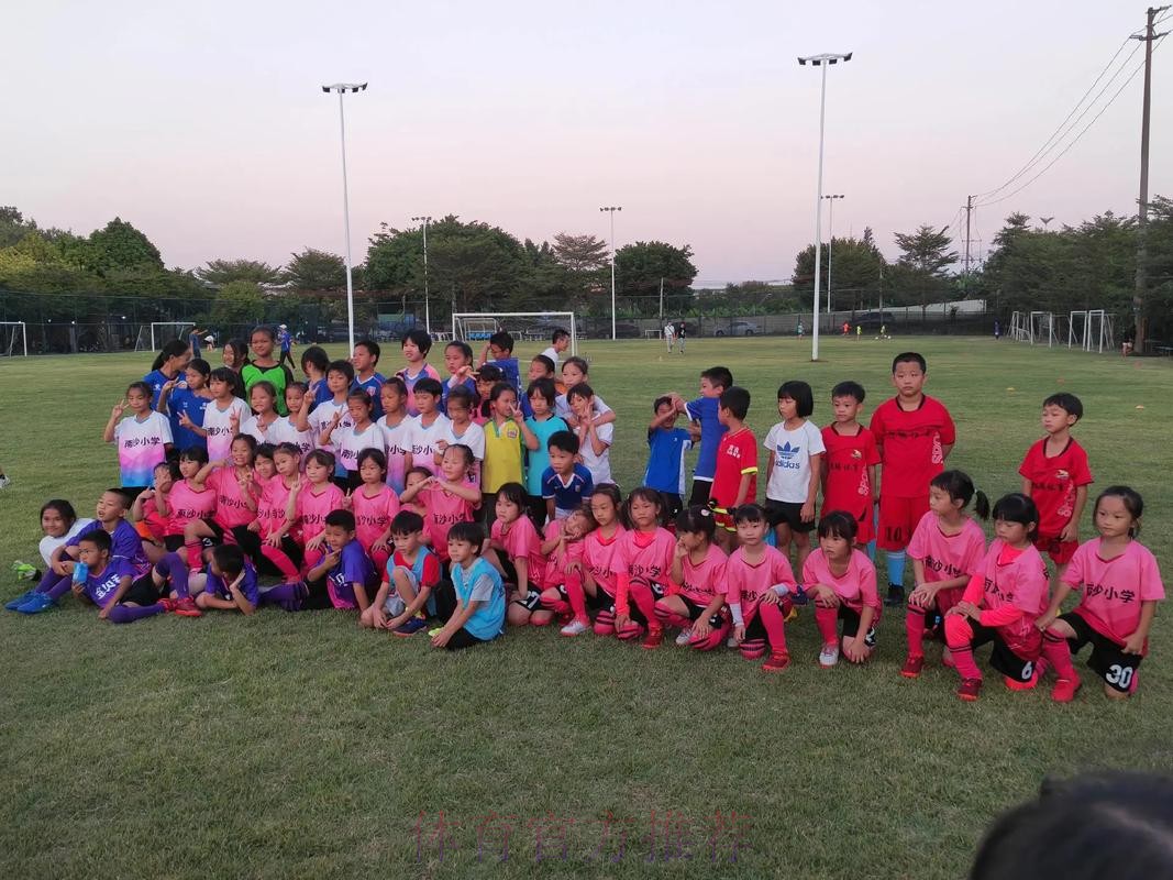 “女足校园行”走进呼家楼中心小学